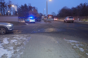 na zdjęciu skrzyżowanie i samochody