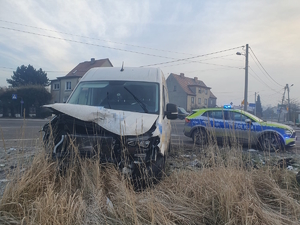 na zdjęciu rozbity dostawczy bus, a za nim radiowóz