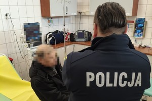 na zdjęciu policjant przy mężczyźnie siedzącym obok