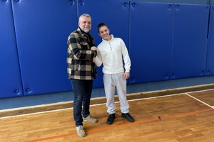 na zdjęciu aktor pozujący do zdjęć z uczniem