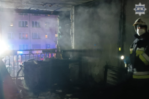 Na zdjęciu wnętrze spalonego mieszkania w którym stoi Strażak