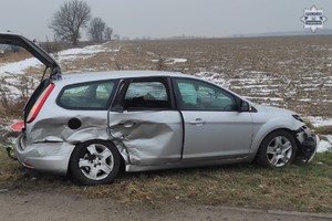 Na zdjęciu samochód z uszkodzeniami