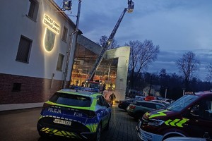 na zdjęciu radiowóz przy budynku