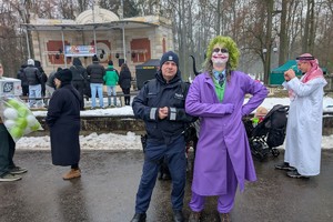 na zdjęciu policjant pozujący z mężczyzną w przebraniu