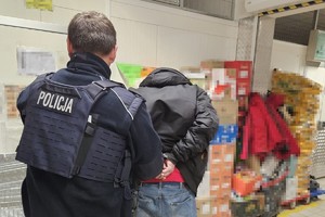 na zdjęciu policjant z zatrzymanym