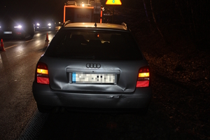 na zdjęciu droga po zmroku, na której stoją pojazdy