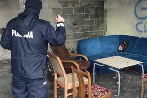 na zdjęciu dzielnicowy sprawdzający pustostan