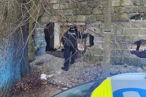 na zdjęciu dzielnicowy sprawdzający pustostan