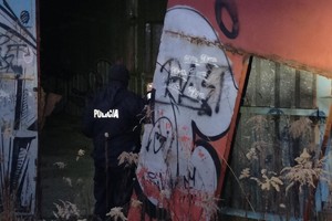 na zdjęciu dzielnicowy sprawdzający pustostan