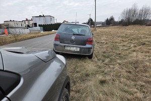 na zdjęciu samochód na poboczu