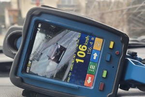 na zdjęciu urządzenie do pomiaru prędkości, na którego ekranie widać pojazd i prędkość 106 kilometrów na godzinę