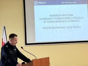 na zdjęciu komendant przy mównicy