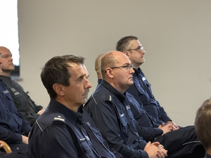 na zdjęciu siedzący na widowni policjanci