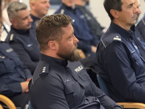 na zdjęciu siedzący na widowni policjanci