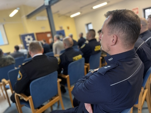 na zdjęciu siedzący na widowni policjanci