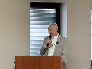 na zdjęciu starosta tarnogórski z mikrofonem przy mównicy