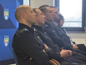 na zdjęciu siedzący na widowni policjanci