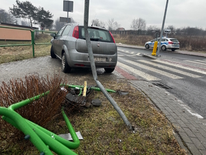 na zdjęciu samochód z uszkodzeniami przy rozbitych barierkach