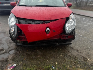 na zdjęciu samochód z uszkodzeniami