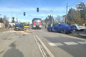 na zdjęciu samochody na jezdni z uszkodzeniami, obok wóz strażacki i inne osoby