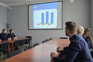 na zdjęciu policjanci