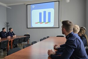 na zdjęciu policjanci