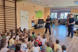 na zdjęciu policjanci na spotkaniu z dziećmi w sali