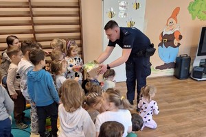 na zdjęciu policjanci na spotkaniu z dziećmi w sali