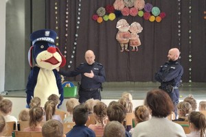na zdjęciu policjanci na spotkaniu z dziećmi w sali