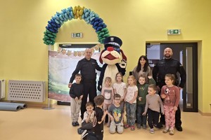na zdjęciu policjanci na spotkaniu z dziećmi w sali