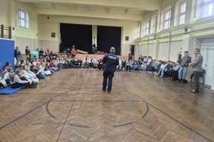na zdjęciu policjanci na spotkaniu z dziećmi w sali
