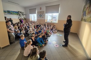 na zdjęciu policjanci na spotkaniu z dziećmi w sali