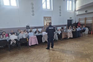na zdjęciu policjanci na spotkaniu z seniorami w sali