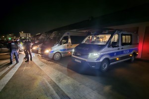 na zdjęciu radiowozy i policjanci