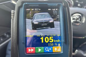 na zdjęciu ekran miernika prędkości, na którym widoczny jest pojazd i prędkość 105 kilometrów na godzinę