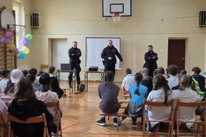 na zdjęciu policjanci na spotkaniu z dziećmi w sali