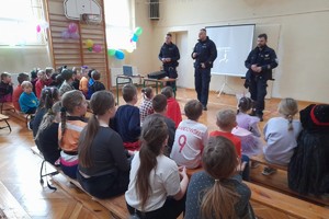 na zdjęciu policjanci na spotkaniu z dziećmi w sali