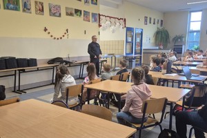 na zdjęciu policjanci na spotkaniu z dziećmi w sali