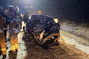 na zdjęciu rozbity pojazd na jezdni, obok strażacy