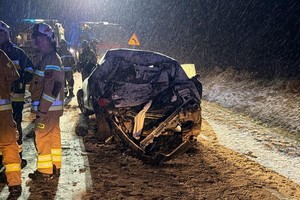 na zdjęciu rozbity pojazd na jezdni, obok strażacy