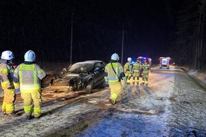 na zdjęciu rozbity samochód na jezdni, obok strażacy