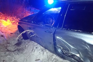 na zdjęciu fragment samochodu osobowego z widocznymi uszkodzeniami