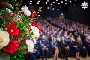 na zdjęciu kwiatki i widownia