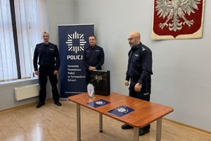 na zdjęciu policjanci w sali