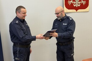 na zdjęciu komendant dziękujący emerytowi policyjnemu