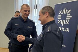 na zdjęciu policjanci w sali
