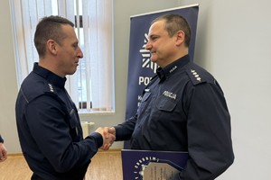 na zdjęciu policjanci w sali