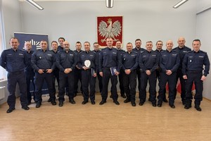 na zdjęciu policjanci w sali