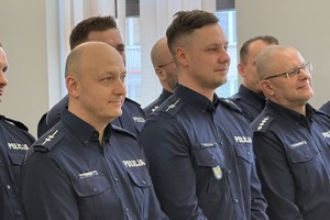 na zdjęciu policjanci w sali