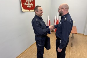 na zdjęciu policjanci w sali